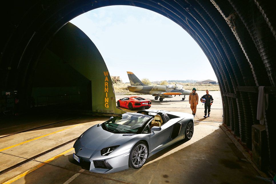 Lamborghini Aventador LP700-4 vs Aero L-39 Albatros
