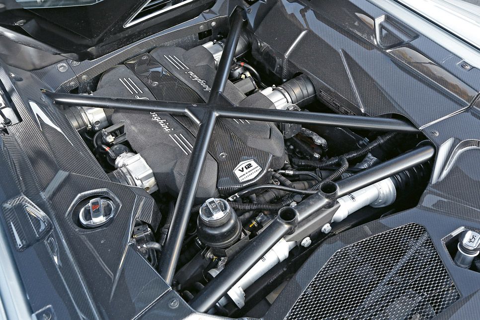 Lamborghini Aventador LP700-4 vs Aero L-39 Albatros