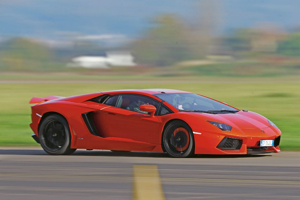 Lamborghini Aventador LP700-4 vs Aero L-39 Albatros