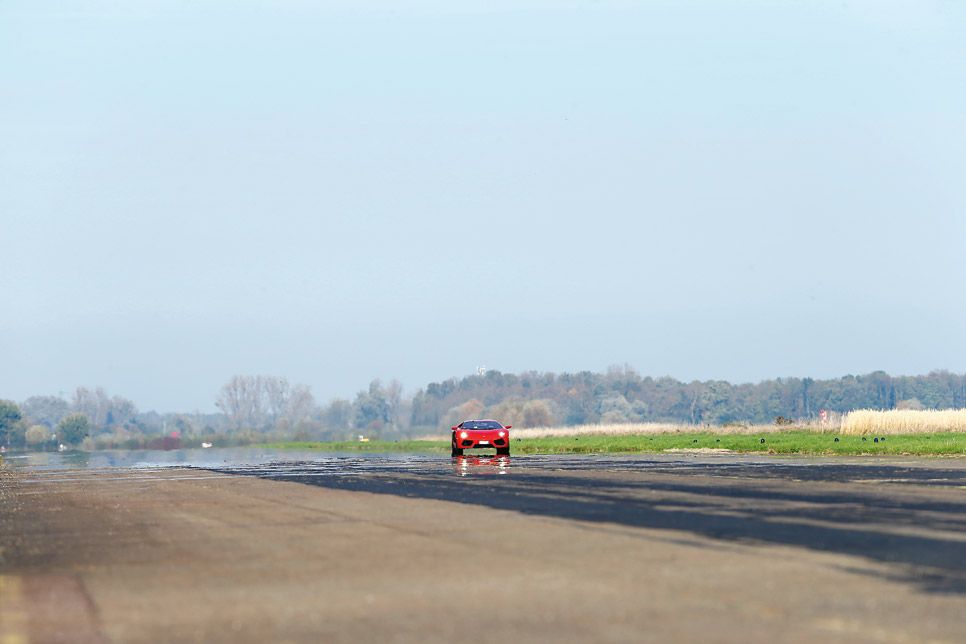 Lamborghini Aventador LP700-4 vs Aero L-39 Albatros