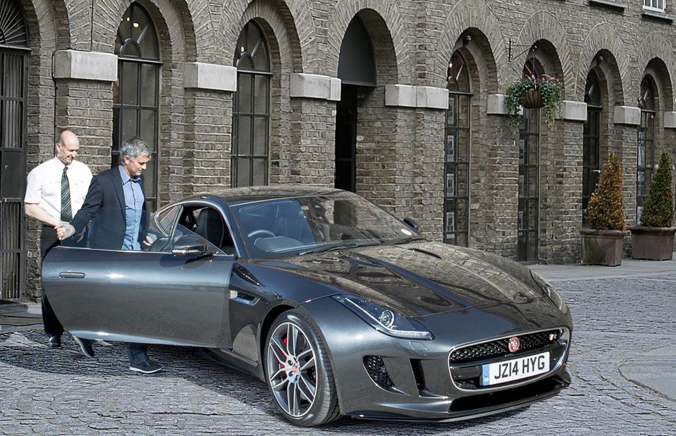 José Mourinho recibe su Jaguar F-Type R Coupé