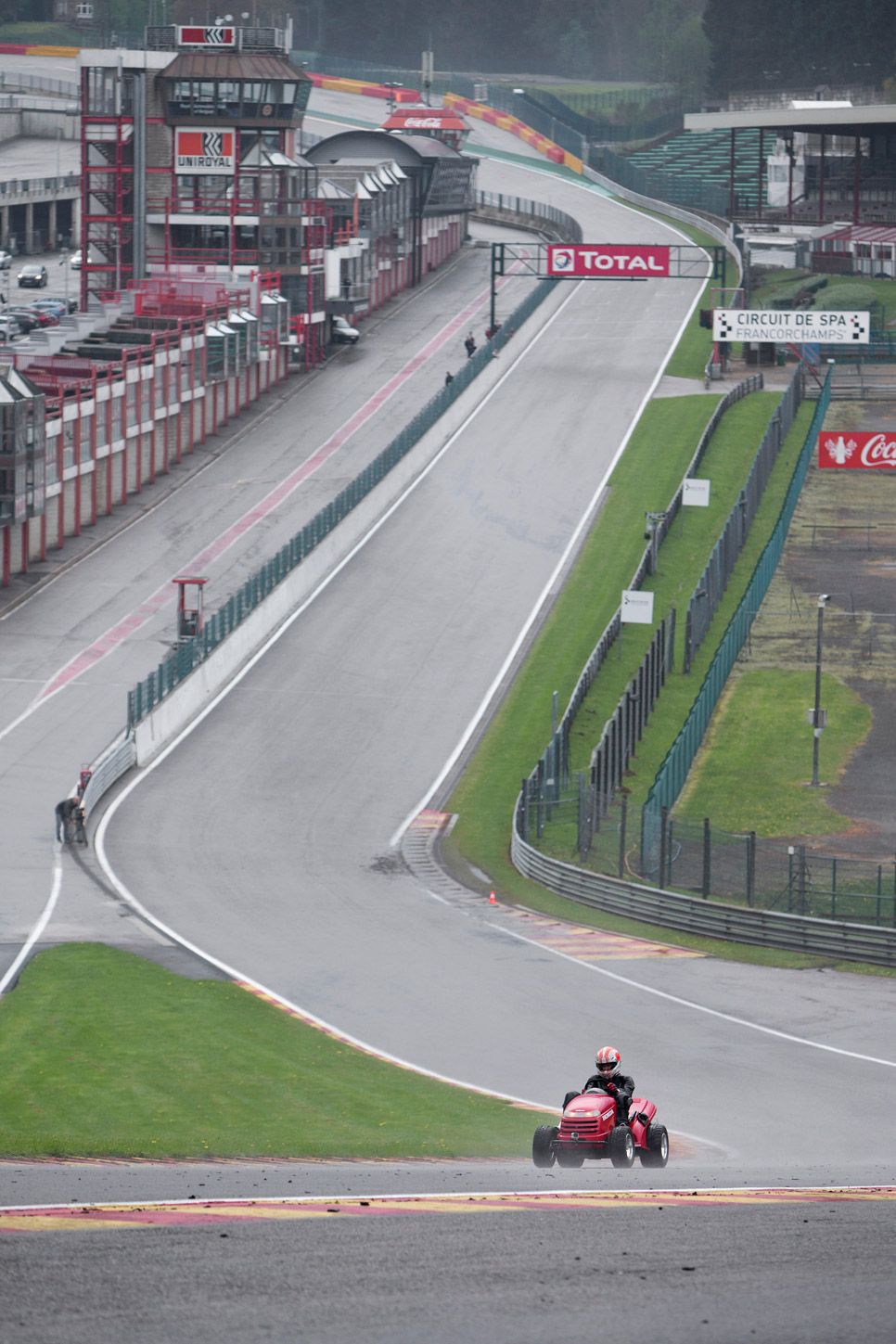 Tiago Monteiro, a bordo del cortacésped volador