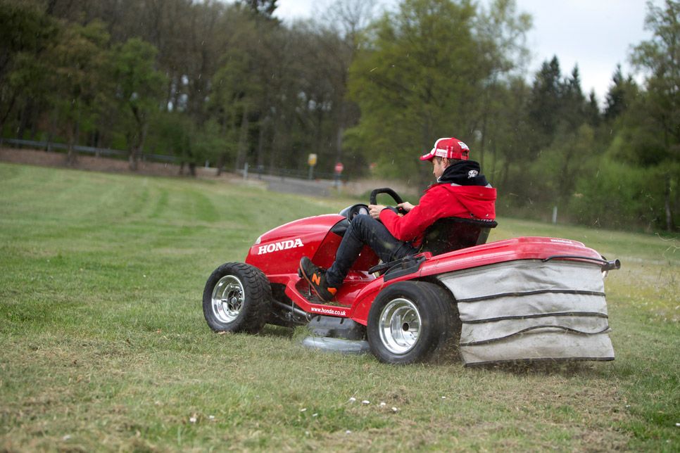 Tiago Monteiro, a bordo del cortacésped volador