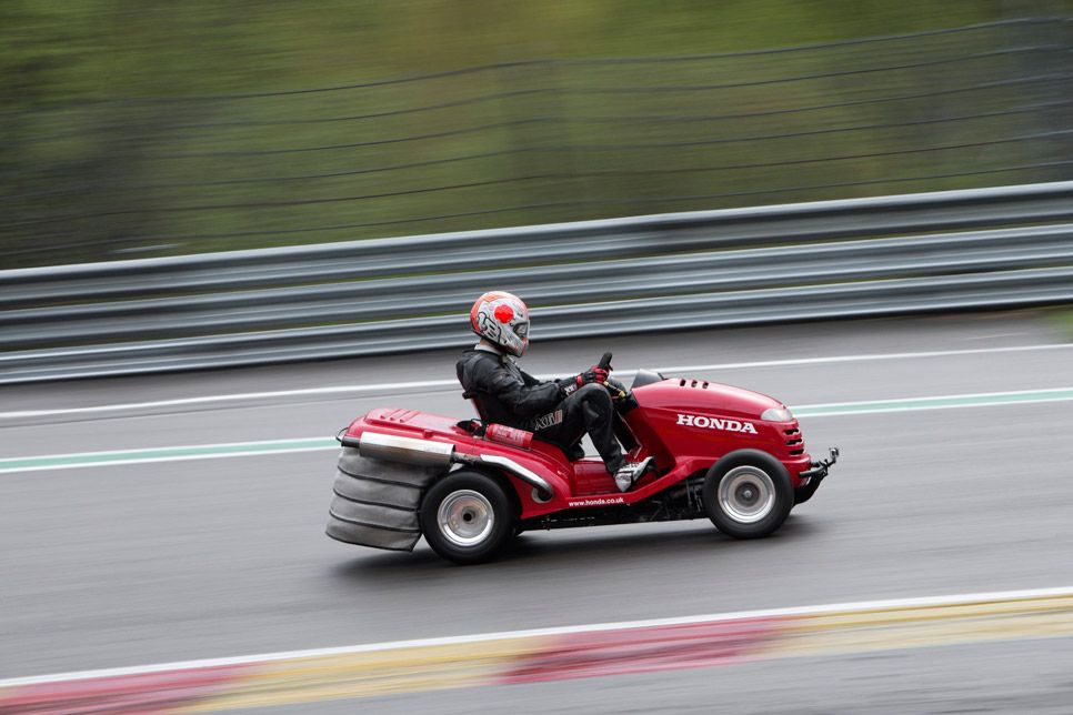 Tiago Monteiro, a bordo del cortacésped volador