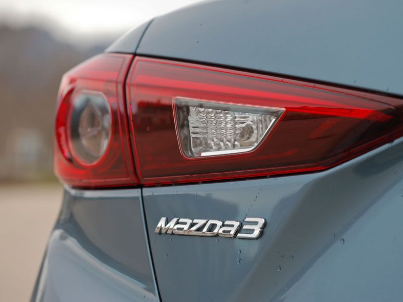 Comparativa: Mazda 3 SportSedán 2.0 Skyactiv-G 120 vs Skoda Rapid 1.2 TSI 105