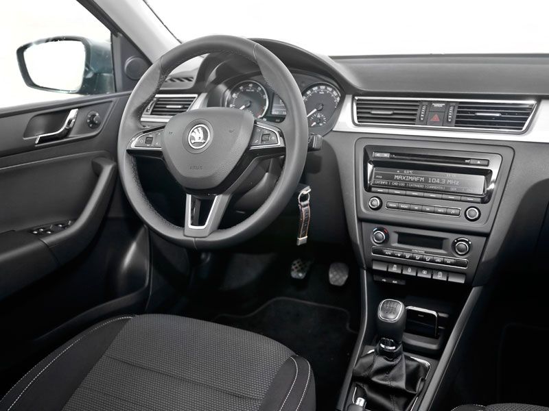 Comparativa: Mazda 3 SportSedán 2.0 Skyactiv-G 120 vs Skoda Rapid 1.2 TSI 105