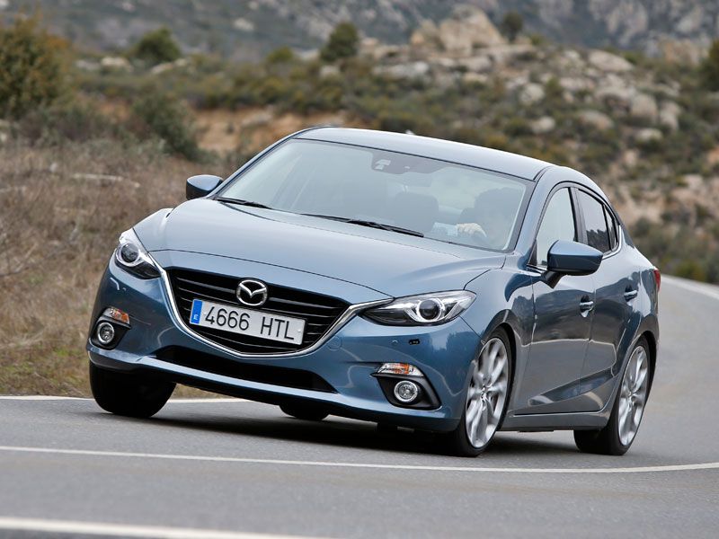 Comparativa: Mazda 3 SportSedán 2.0 Skyactiv-G 120 vs Skoda Rapid 1.2 TSI 105