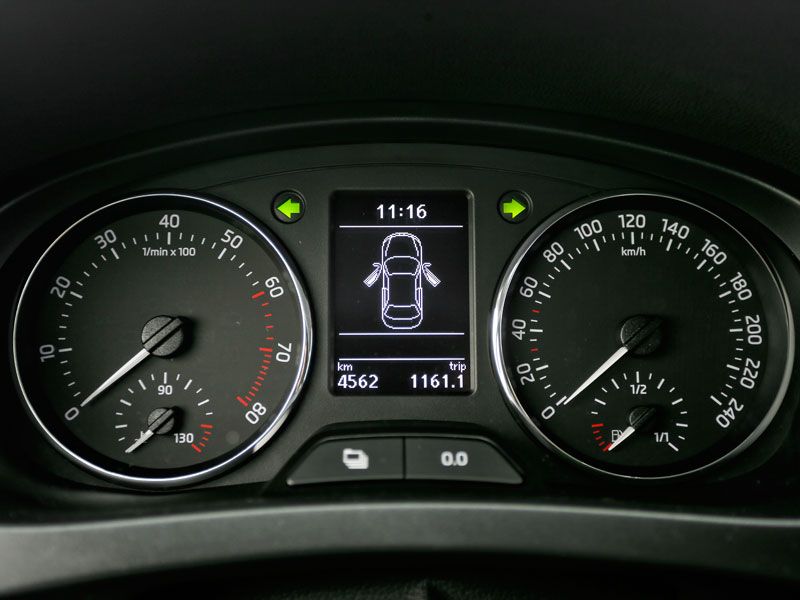 Comparativa: Mazda 3 SportSedán 2.0 Skyactiv-G 120 vs Skoda Rapid 1.2 TSI 105