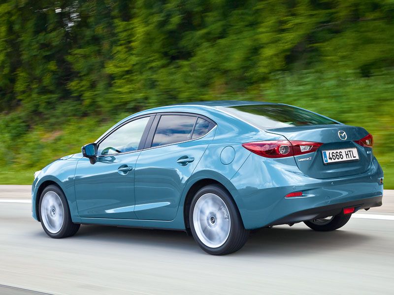 Comparativa: Mazda 3 SportSedán 2.0 Skyactiv-G 120 vs Skoda Rapid 1.2 TSI 105