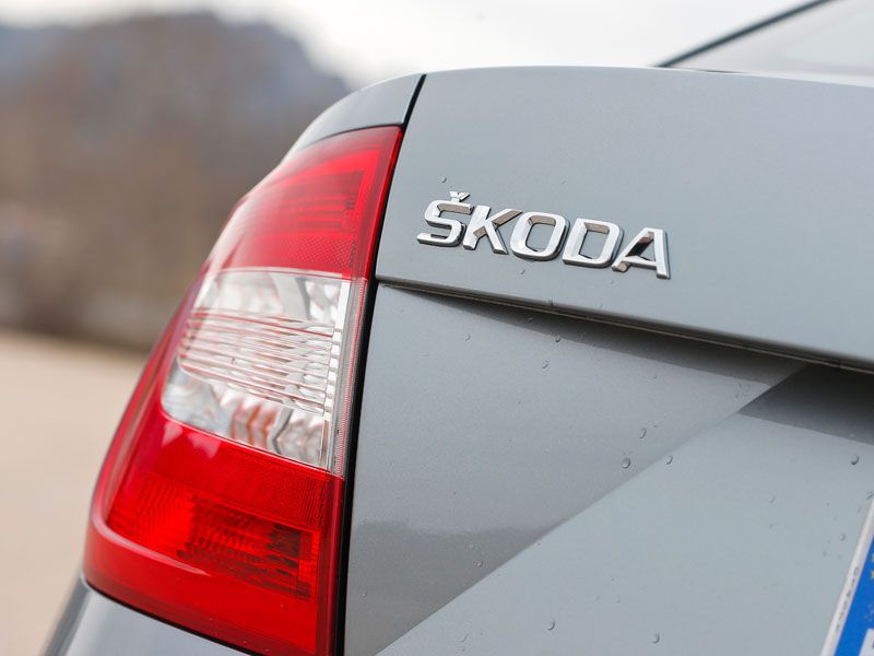 Comparativa: Mazda 3 SportSedán 2.0 Skyactiv-G 120 vs Skoda Rapid 1.2 TSI 105