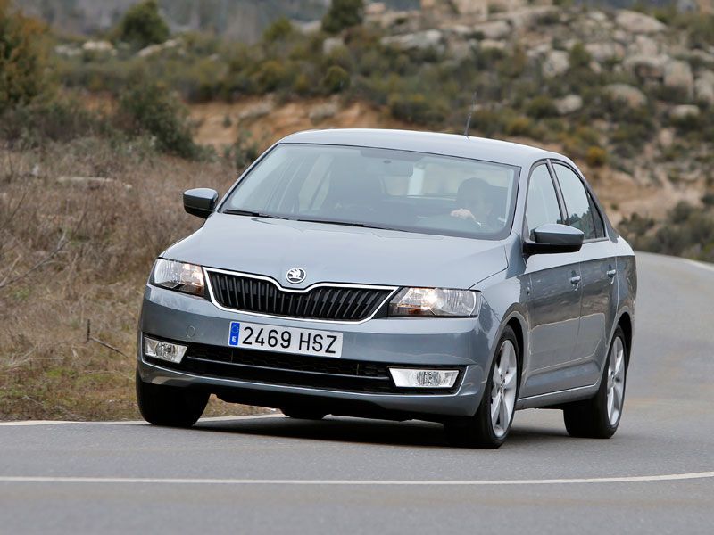 Comparativa: Mazda 3 SportSedán 2.0 Skyactiv-G 120 vs Skoda Rapid 1.2 TSI 105