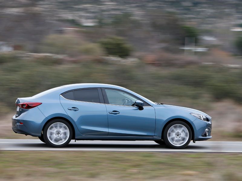 Comparativa: Mazda 3 SportSedán 2.0 Skyactiv-G 120 vs Skoda Rapid 1.2 TSI 105
