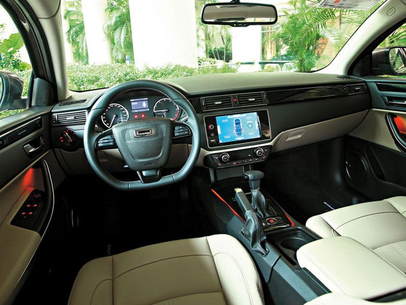 Contacto: Qoros 3 Sedán, desde China a Europa
