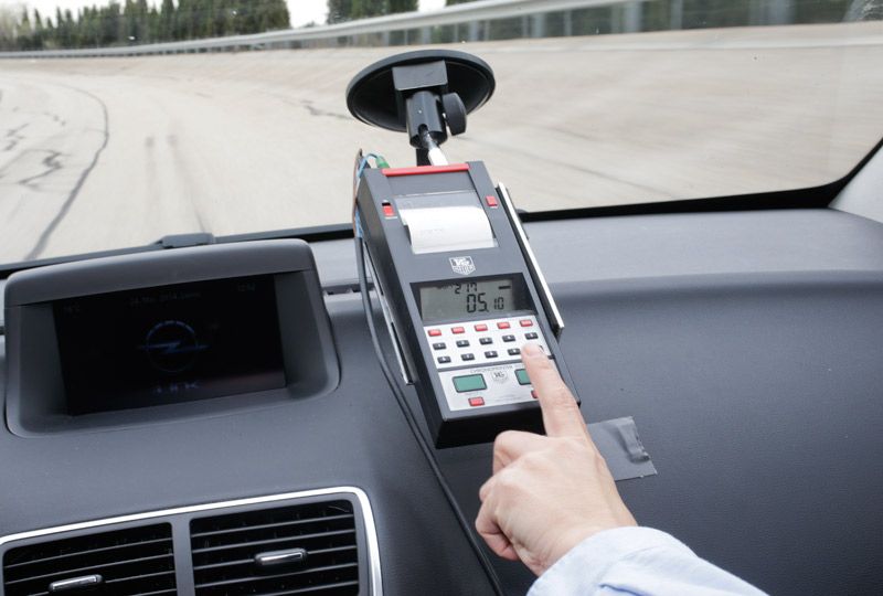 Los peligros de enviar y leer mensajes al volante