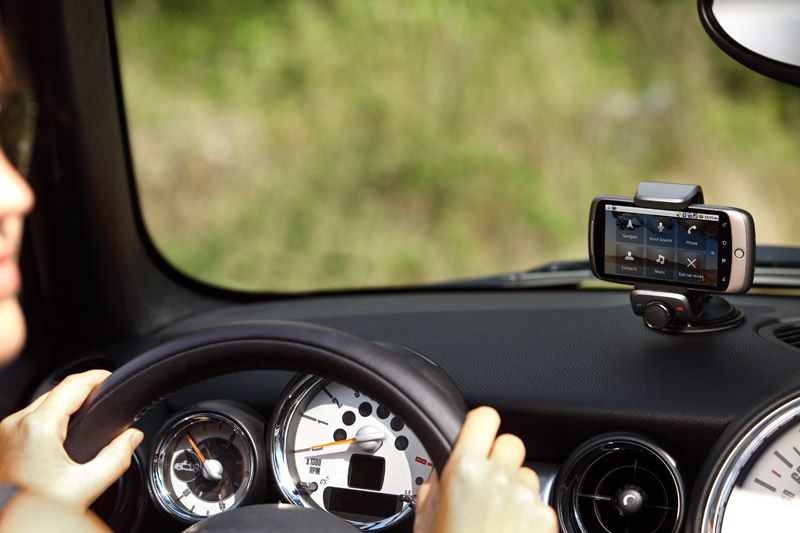 Los peligros de enviar y leer mensajes al volante