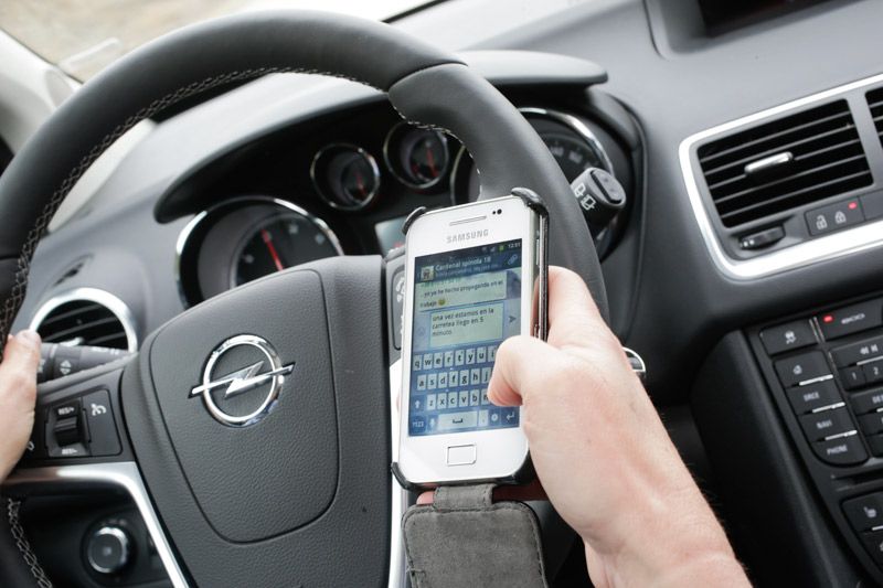 Los peligros de enviar y leer mensajes al volante