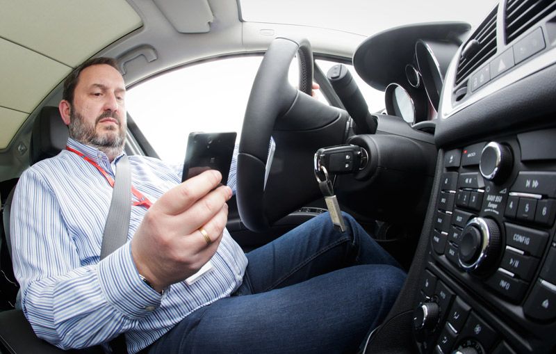 Los peligros de enviar y leer mensajes al volante