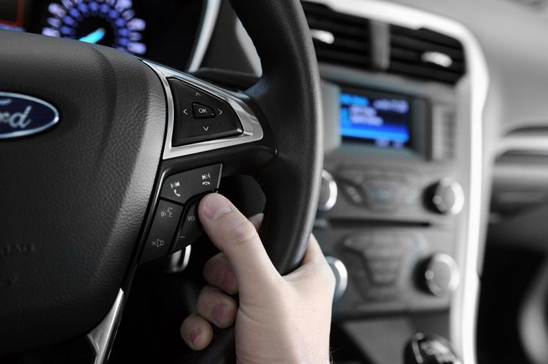 Los peligros de enviar y leer mensajes al volante