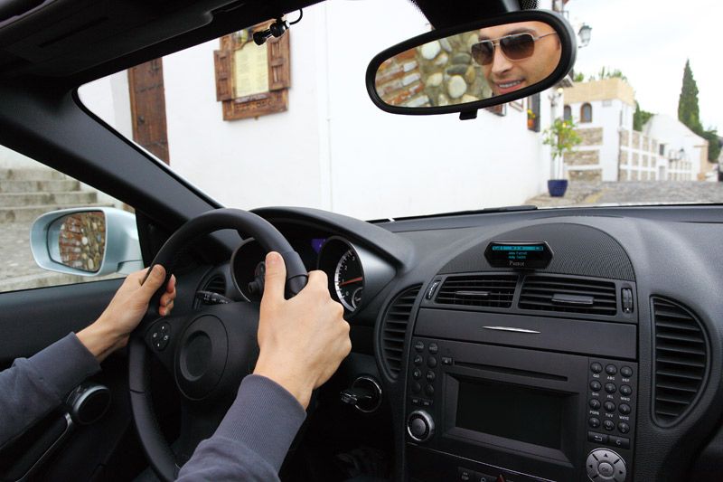 Los peligros de enviar y leer mensajes al volante