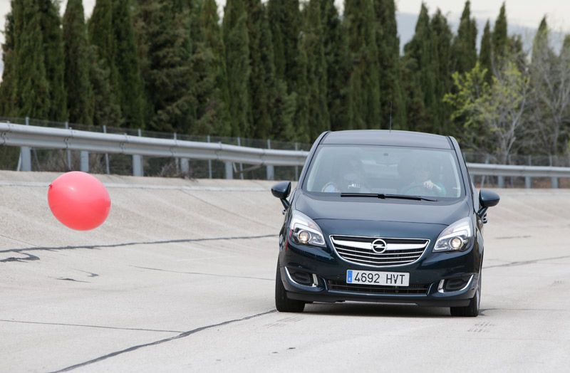 Los peligros de enviar y leer mensajes al volante