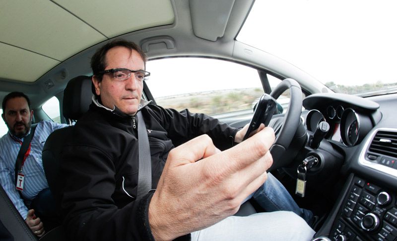 Los peligros de enviar y leer mensajes al volante
