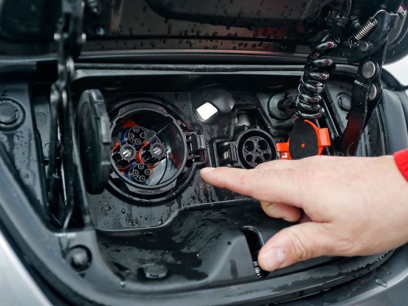Comparativa: BMW i3 vs Nissan Leaf, voltios por sus venas