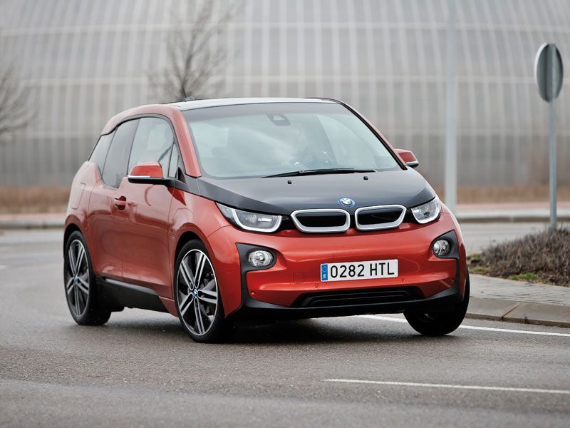 Comparativa: BMW i3 vs Nissan Leaf, voltios por sus venas