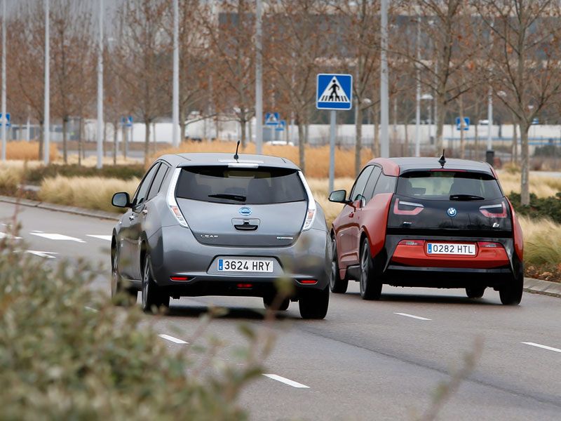 Comparativa: BMW i3 vs Nissan Leaf, voltios por sus venas