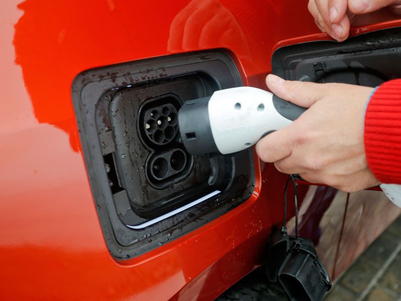 Comparativa: BMW i3 vs Nissan Leaf, voltios por sus venas