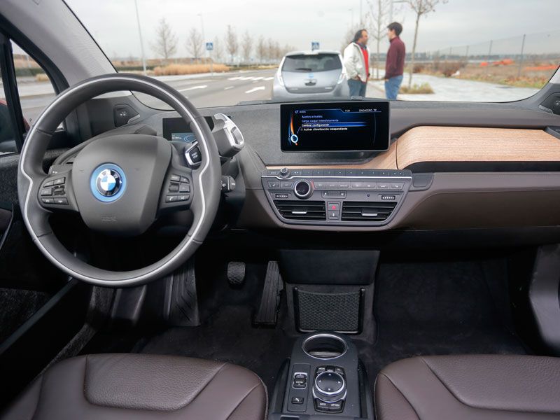 Comparativa: BMW i3 vs Nissan Leaf, voltios por sus venas