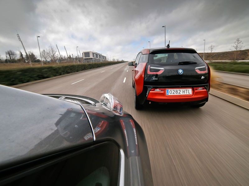Comparativa: BMW i3 vs Nissan Leaf, voltios por sus venas