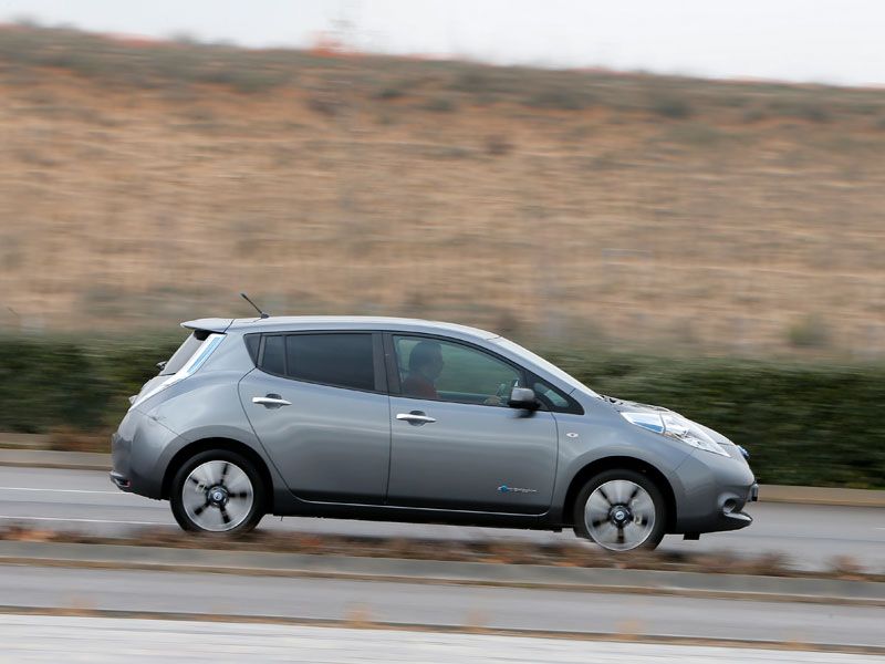 Comparativa: BMW i3 vs Nissan Leaf, voltios por sus venas