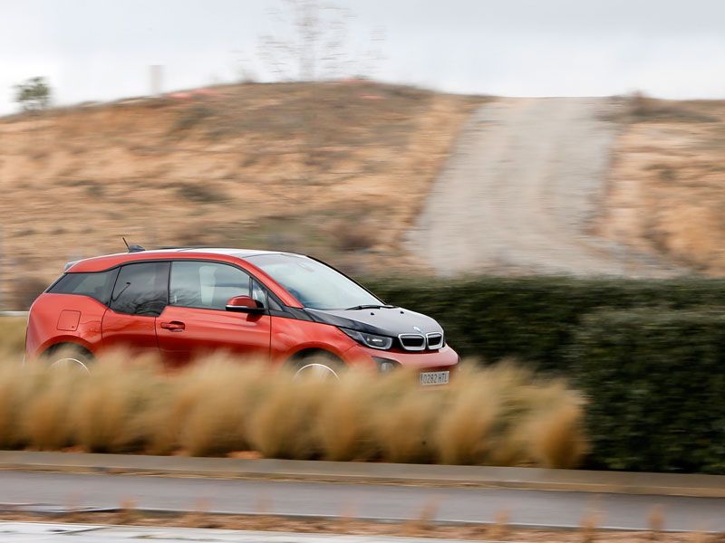 Comparativa: BMW i3 vs Nissan Leaf, voltios por sus venas