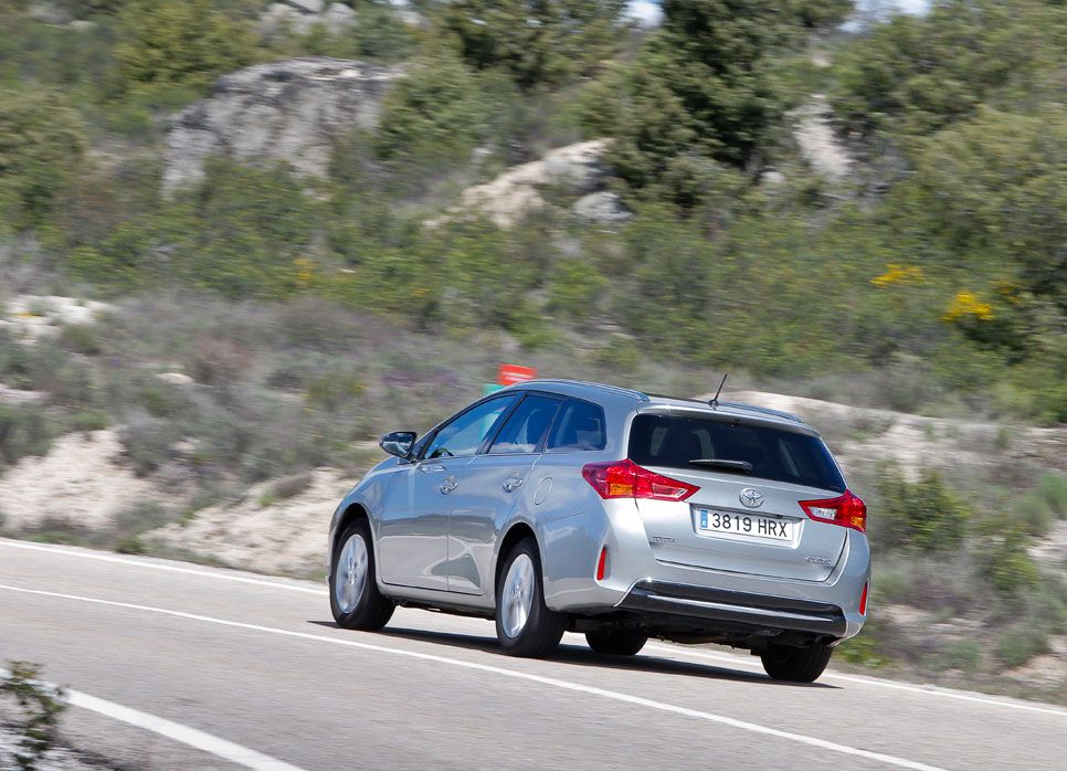 Honda Civic Tourer 1.6 i-DTEC 120 Sport vs Toyota Auris Touring Sports 120D Active