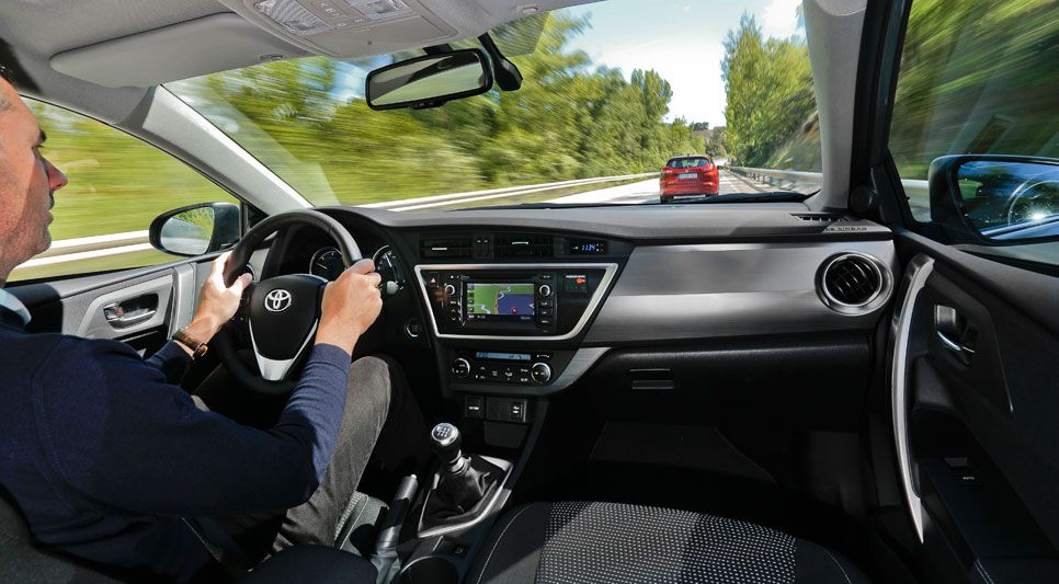 Honda Civic Tourer 1.6 i-DTEC 120 Sport vs Toyota Auris Touring Sports 120D Active