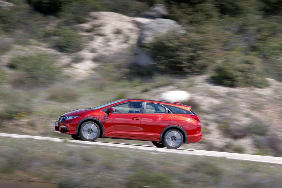 Honda Civic Tourer 1.6 i-DTEC 120 Sport vs Toyota Auris Touring Sports 120D Active