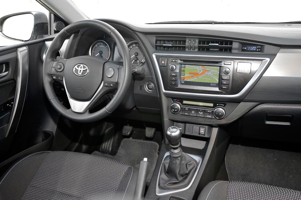 Honda Civic Tourer 1.6 i-DTEC 120 Sport vs Toyota Auris Touring Sports 120D Active
