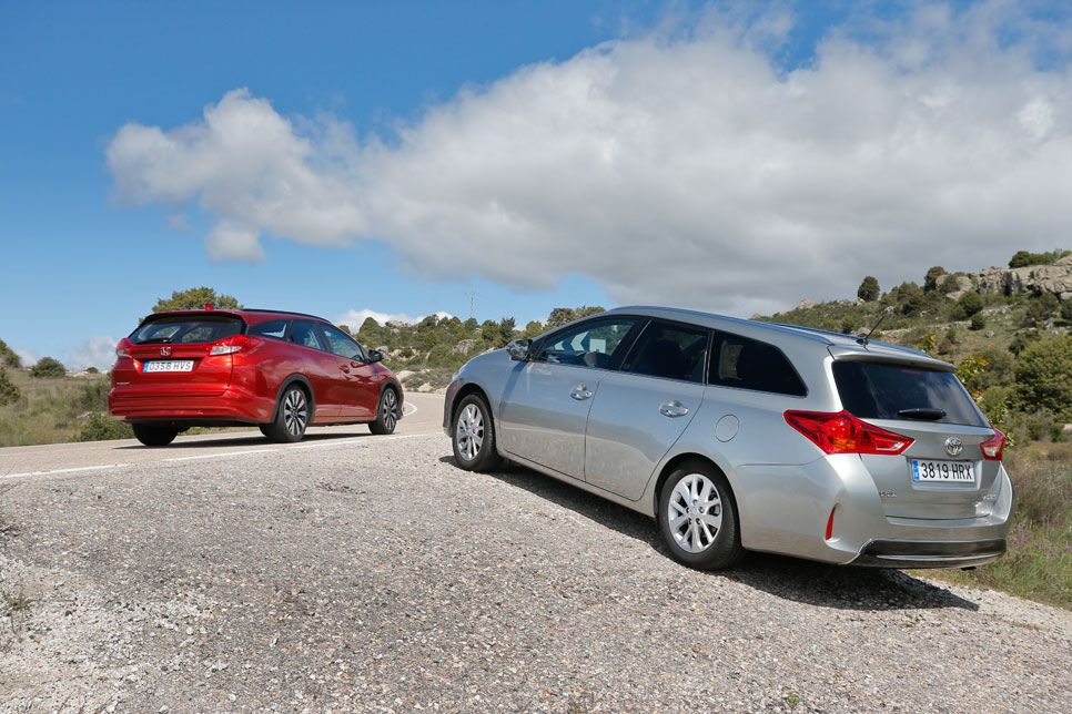 Honda Civic Tourer 1.6 i-DTEC 120 Sport vs Toyota Auris Touring Sports 120D Active