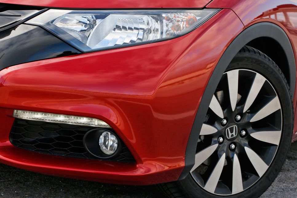 Honda Civic Tourer 1.6 i-DTEC 120 Sport vs Toyota Auris Touring Sports 120D Active