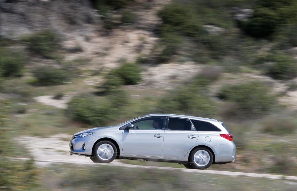 Honda Civic Tourer 1.6 i-DTEC 120 Sport vs Toyota Auris Touring Sports 120D Active