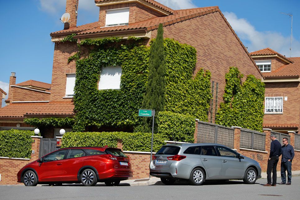 Honda Civic Tourer 1.6 i-DTEC 120 Sport vs Toyota Auris Touring Sports 120D Active