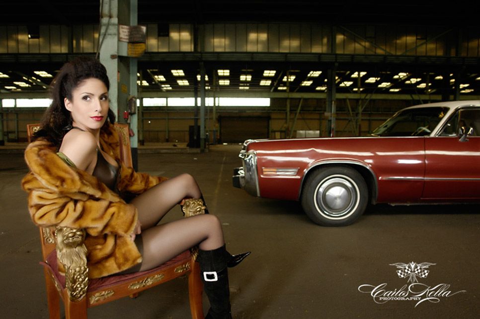 Chicas y coches clásicos de calendario
