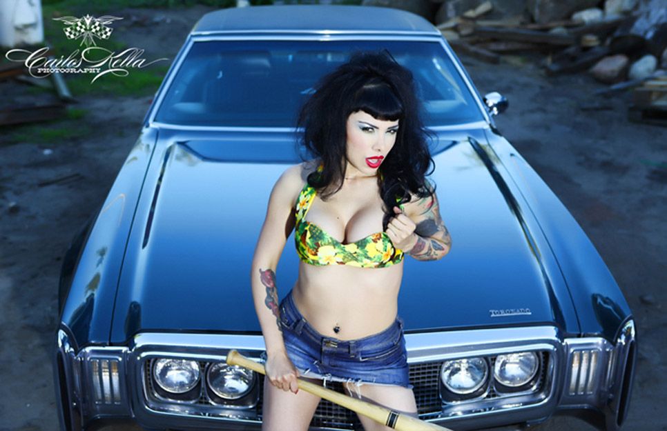 Chicas y coches clásicos de calendario