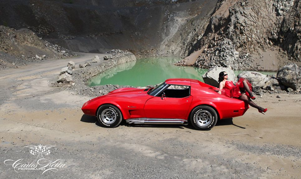 Chicas y coches clásicos de calendario