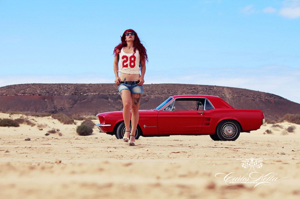 Chicas y coches clásicos de calendario