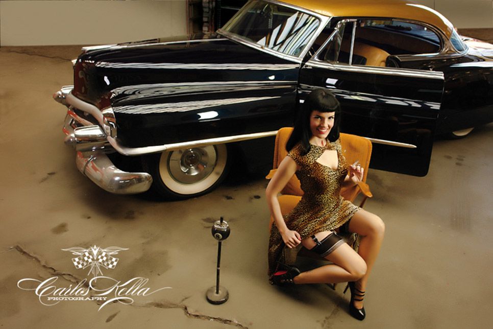 Chicas y coches clásicos de calendario