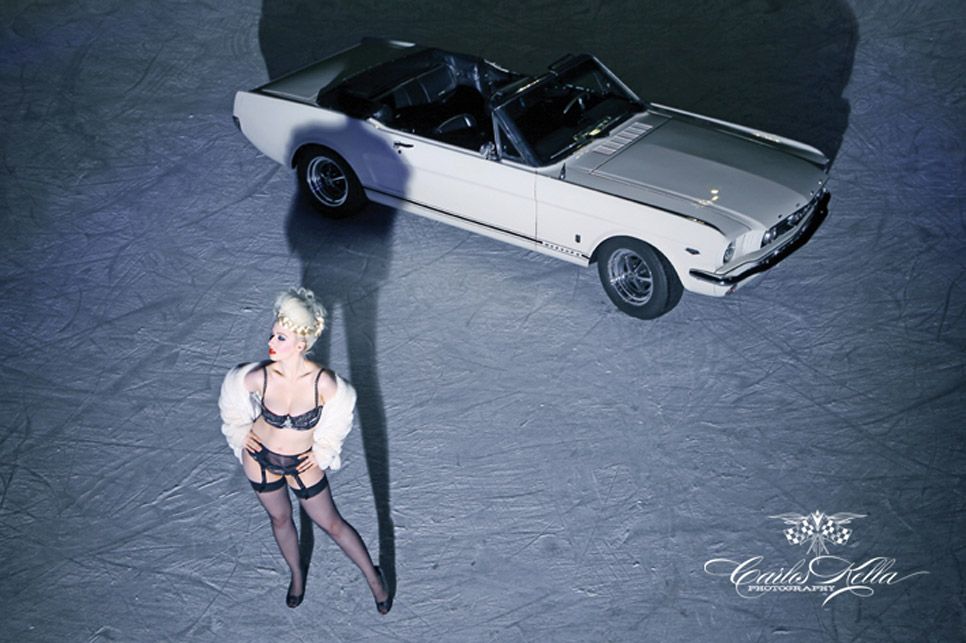 Chicas y coches clásicos de calendario