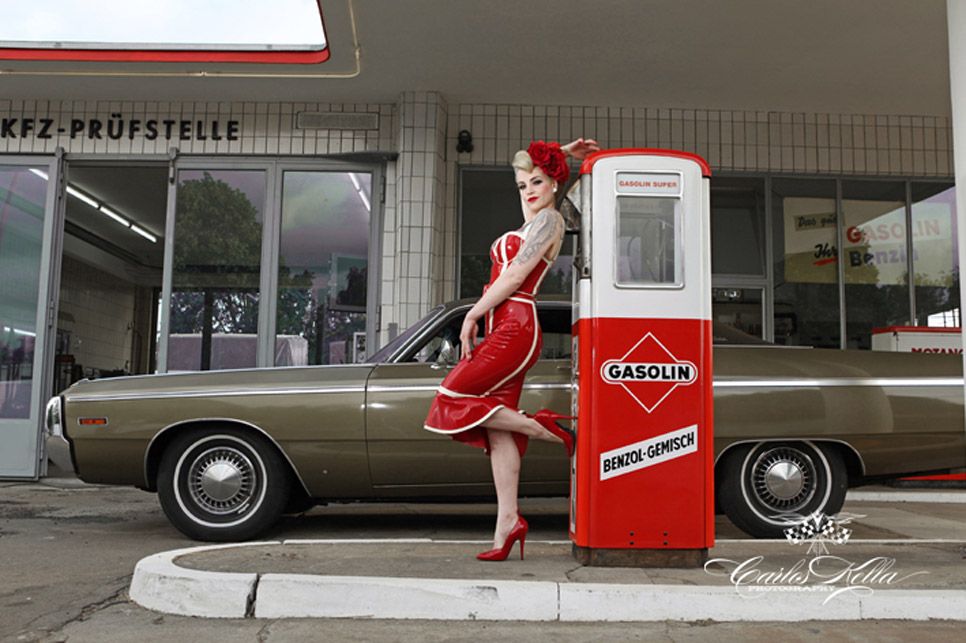 Chicas y coches clásicos de calendario