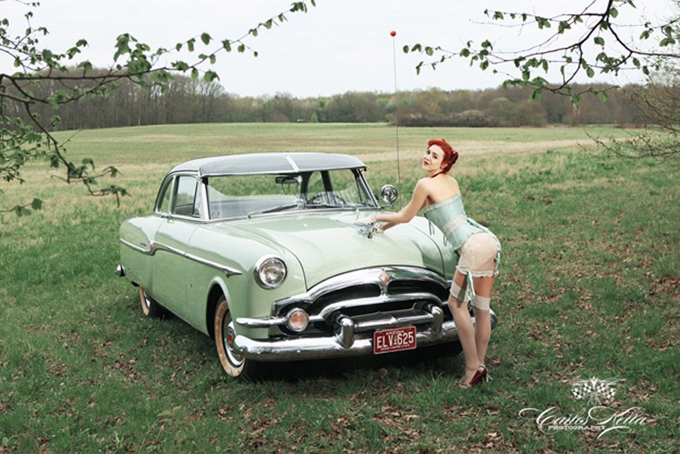Chicas y coches clásicos de calendario