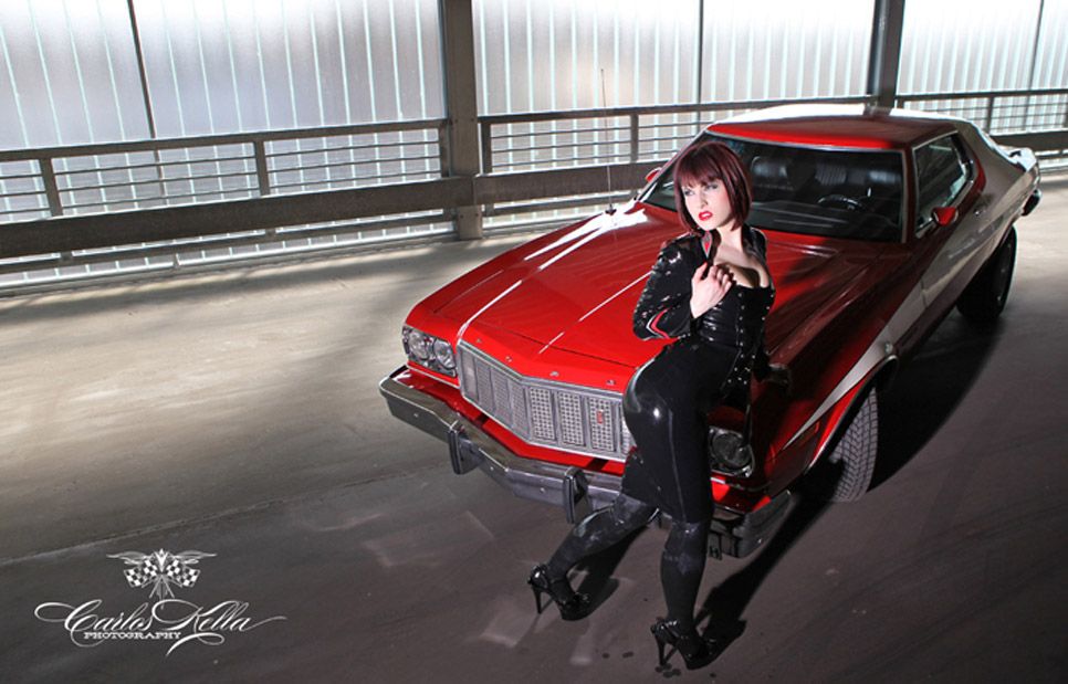 Chicas y coches clásicos de calendario
